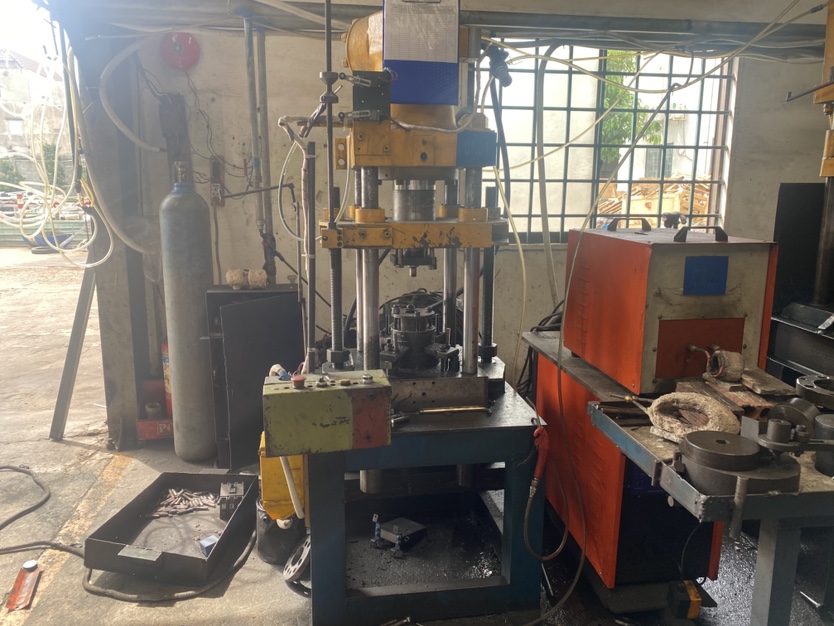 Hydraulic press 1.JPG